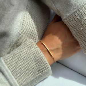 Curved bar armband goud